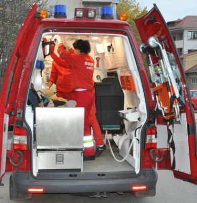 Minoră nesupravegheată, lovită de o maşină